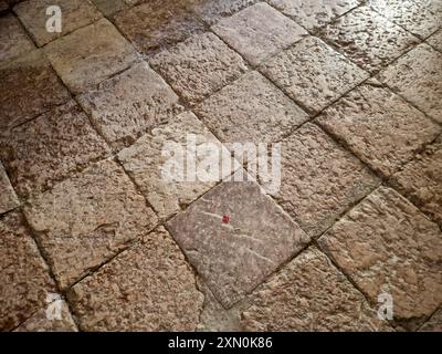 Pavimentazione in pietra, chiesa di Saint Louis (XVII), Mont-Dauphin, Hautes-Alpes, Queyras, Francia Foto Stock