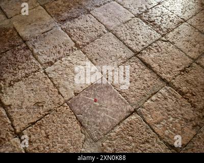 Pavimentazione in pietra, chiesa di Saint Louis (XVII), Mont-Dauphin, Hautes-Alpes, Queyras, Francia Foto Stock