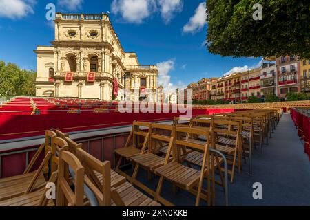 Paesaggio urbano panoramico di Siviglia. Le sedie riempiono Piazza San Francesco nel centro della città durante la celebrazione della settimana Santa in Spagna. Municipio con striscioni rossi. Foto Stock