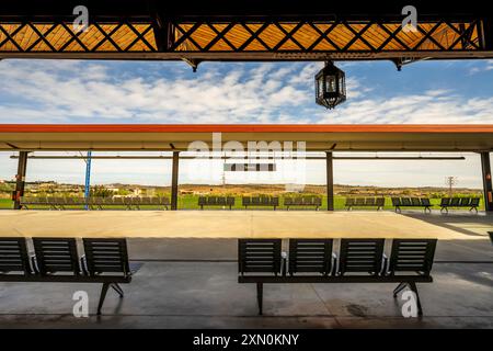 Stazione ferroviaria vuota di Toledo, Spagna, in una giornata di sole. La storica stazione ferroviaria di Toledo, la linea ferroviaria, ha un'architettura incredibile. Niente persone. Foto Stock