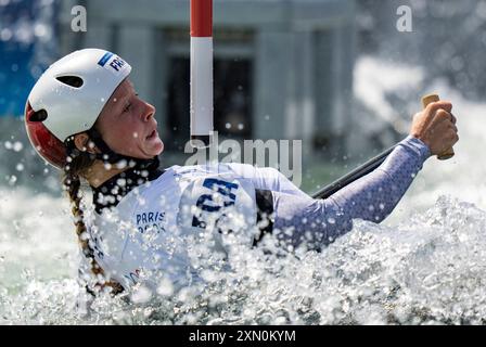 Parigi, Francia. 30 luglio 2024. Marjorie Delassus di Francia gareggia durante le singole manches di canoa femminile di slalom di canoa ai Giochi Olimpici di Parigi 2024 a Vaires-sur-Marne, in Francia, il 30 luglio 2024. Crediti: Sun Fei/Xinhua/Alamy Live News Foto Stock