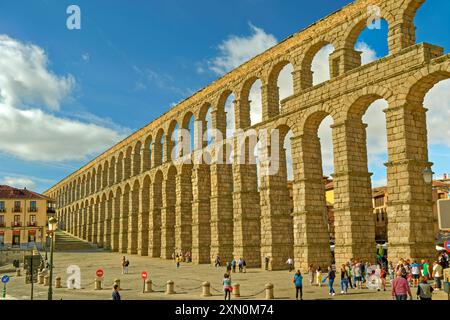 Alcuni dei 167 archi dell'acquedotto romano attraversano Plaza Azoguejo a Segovia nella regione spagnola di Castiglia e León. Foto Stock