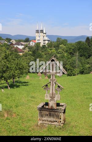 Villaggio di Breb nel cuore delle Maramures rurali, a 500 m sui monti Carpazi, dove l'autentica e affascinante semplicità della vita rurale rumena. Foto Stock