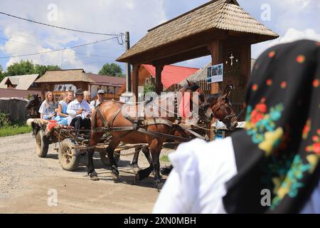 Villaggio di Breb nel cuore delle Maramures rurali, a 500 m sui monti Carpazi, dove l'autentica e affascinante semplicità della vita rurale rumena. Foto Stock