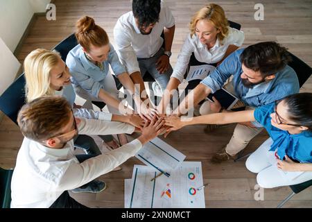 Diverse persone aziendali in ufficio durante il brainstorming durante la discussione di idee per il loro nuovo progetto. Foto Stock