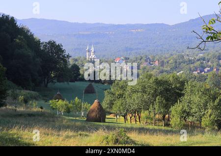 Villaggio di Breb nel cuore delle Maramures rurali, a 500 m sui monti Carpazi, dove l'autentica e affascinante semplicità della vita rurale rumena. Foto Stock
