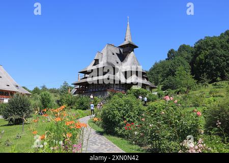 Barsana, un monastero ortodosso attivo con molti edifici pittoreschi tutti in legno, a Maramures, nel nord della Romania. Foto Stock