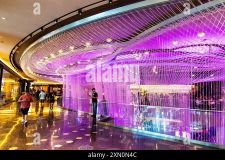 Cristalli illuminati su tutti i livelli al Chandelier Bar, Cosmopolitan Hotel and Casino, Las Vegas, Nevada, Stati Uniti Foto Stock