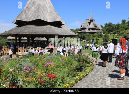 Barsana, un monastero ortodosso attivo con molti edifici pittoreschi tutti in legno, a Maramures, nel nord della Romania. Foto Stock