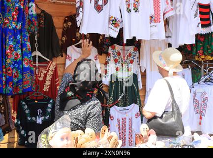 Bancarelle che vendono artigianato locale nel villaggio di Sapanta, dove si trova il famoso Cimitero Merry, a Maramures, Romania. Foto Stock