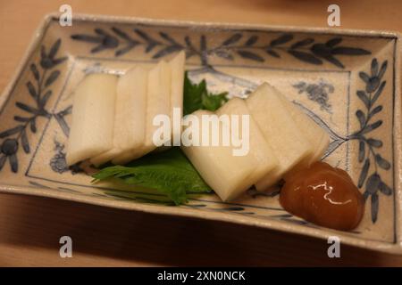 Cucina giapponese: Burdock di montagna e salsa di prugne a Kyoto, Giappone Foto Stock