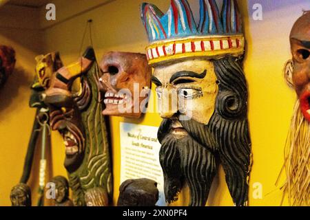 Maschere africane al New Orleans Historic Voodoo Museum, New Orleans, Louisiana, USA Foto Stock