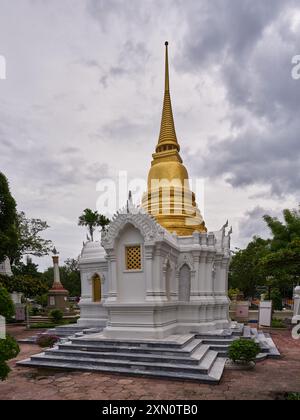 Cimitero reale al tempio buddista Wat Ratchabophit a Bangkok Foto Stock