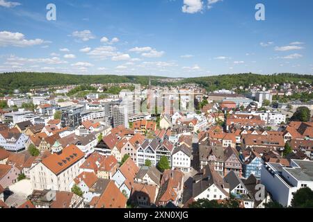 Germania, Heidenheim - 12 maggio 2024: Vista dalla collina del castello in direzione della chiesa di San Paolo fino al centro della città. Foto Stock