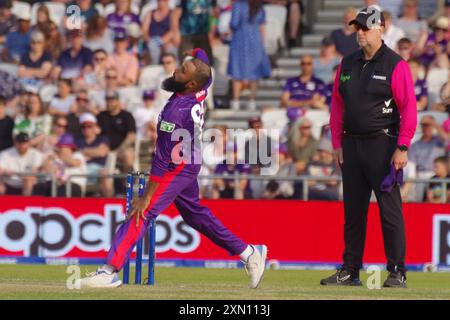 Leeds, 30 luglio 2024. Adil Rashid bowling per gli uomini dei Northern Supercharger contro gli uomini dei Southern Brave nel Hundred a Headingley. Crediti: Colin Edwards/Alamy Live News Foto Stock