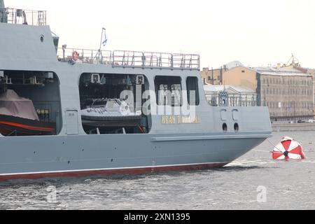 San Pietroburgo, Russia. 30 luglio 2024. La pattuglia russa Ivan Papanin si trova ormeggiata dopo la parata navale principale sul fiume Neva a San Pietroburgo, Russia. (Foto di Maksim Konstantinov/SOPA Images/Sipa USA) credito: SIPA USA/Alamy Live News Foto Stock