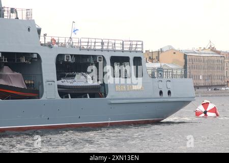 San Pietroburgo, Russia. 30 luglio 2024. La pattuglia russa Ivan Papanin si trova ormeggiata dopo la parata navale principale sul fiume Neva a San Pietroburgo, Russia. (Credit Image: © Maksim Konstantinov/SOPA Images via ZUMA Press Wire) SOLO PER USO EDITORIALE! Non per USO commerciale! Foto Stock