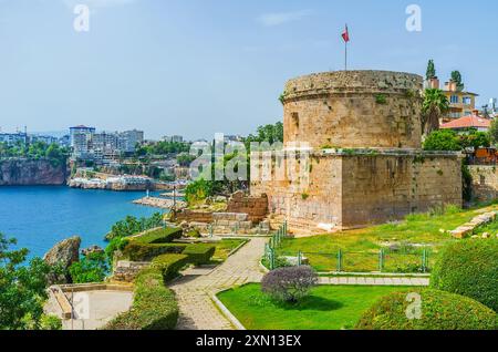 Il panoramico parco topiario di fronte alla storica torre Hidirlik, il quartiere di Muratpasa, Antalya, Turchia Foto Stock