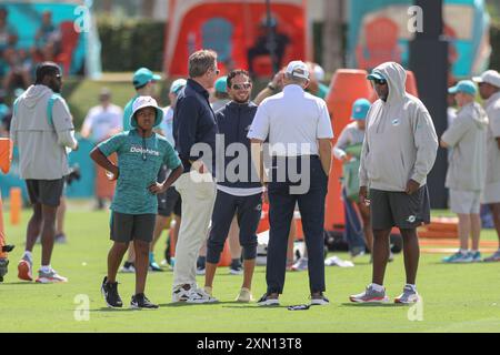 Miami Gardens, Florida USA; Miami Dolphins Vice Presidente, Presidente e Amministratore delegato Tom Garfinkel, allenatore Mike McDaniel e Presidente di TH Foto Stock