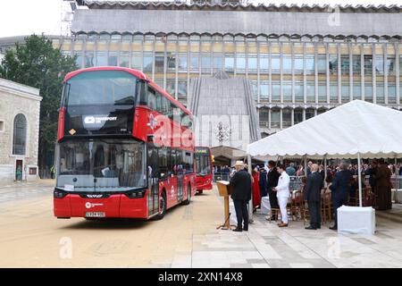 TRASPORTO UK LONDON WRIGHTBUS ELECTROLINER BUS ALLA CERIMONIA DI MARCATURA DEL CARRELLO 2024 DELLA WORSHIPFUL COMPANY DI CARMEN Foto Stock