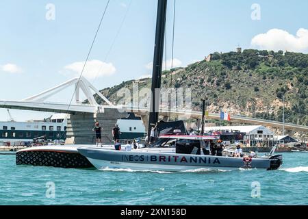 INEOS Britannia (GBR) barca 3 (classe AC75) prova di barca nel Mar Mediterraneo, Barcellona - Spagna. ©Paul Todd/OUTSIDEIMAGES. COM IMMAGINI ESTERNE Foto Stock