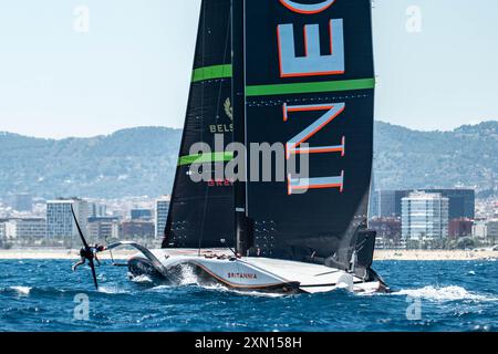 INEOS Britannia (GBR) barca 3 (classe AC75) prova di barca nel Mar Mediterraneo, Barcellona - Spagna. ©Paul Todd/OUTSIDEIMAGES. COM IMMAGINI ESTERNE Foto Stock