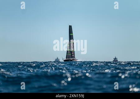 INEOS Britannia (GBR) barca 3 (classe AC75) prova di barca nel Mar Mediterraneo, Barcellona - Spagna. ©Paul Todd/OUTSIDEIMAGES. COM IMMAGINI ESTERNE Foto Stock