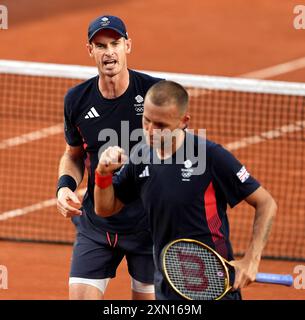 Andy Murray e Dan Evans (a destra) in azione durante il secondo turno di doppio maschile contro il belga Joran Vliegen e Sander Gille (non nella foto) al Roland-Garros nella quarta giornata dei Giochi Olimpici di Parigi del 2024 in Francia. Data foto: Martedì 30 luglio 2024. Foto Stock