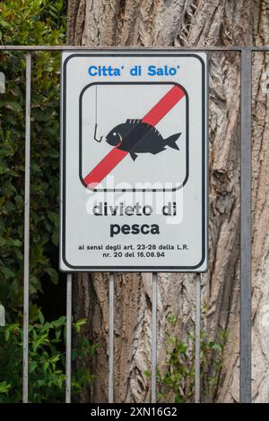 Salo, Gardasee, Schild weist auf ein Angelverbot Hin *** Salo, Lago di Garda, cartello indicante un divieto di pesca Foto Stock