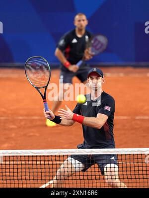 Andy Murray e Dan Evans in azione durante il secondo turno di doppio maschile contro il belga Joran Vliegen e Sander Gille (non nella foto) al Roland-Garros nella quarta giornata dei Giochi Olimpici di Parigi del 2024 in Francia. Data foto: Martedì 30 luglio 2024. Foto Stock