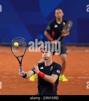 Andy Murray e Dan Evans in azione durante il secondo turno di doppio maschile contro il belga Joran Vliegen e Sander Gille (non nella foto) al Roland-Garros nella quarta giornata dei Giochi Olimpici di Parigi del 2024 in Francia. Data foto: Martedì 30 luglio 2024. Foto Stock