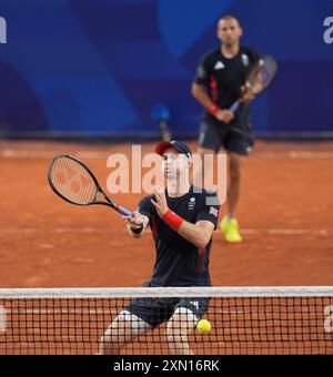 Andy Murray e Dan Evans in azione durante il secondo turno di doppio maschile contro il belga Joran Vliegen e Sander Gille (non nella foto) al Roland-Garros nella quarta giornata dei Giochi Olimpici di Parigi del 2024 in Francia. Data foto: Martedì 30 luglio 2024. Foto Stock