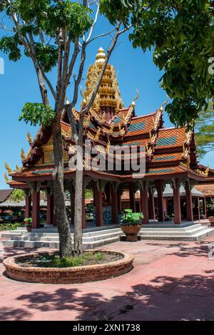 L'antica città di Muang Boran , Bangkok , Thailandia , è un parco museale molto grande che occupa oltre 200 acri a forma di Thailandia Foto Stock