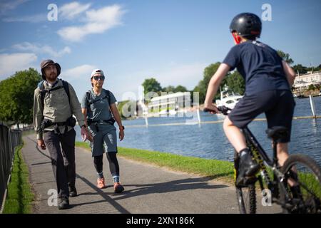 Londra, Regno Unito. 30 luglio 2024. I turisti e la gente del posto camminano lungo il Tamigi godendosi il sole mentre il paese sta per sperimentare un'ondata di caldo questa settimana, con temperature che si prevede raggiungano oggi i 32 gradi Celsius. L'Agenzia per la sicurezza sanitaria del Regno Unito (UKHSA) ha emesso un avvertimento giallo per la salute del calore in tutte le aree del paese, ad eccezione del nord-est e del nord-ovest. (Credit Image: © Christopher Walls/SOPA Images via ZUMA Press Wire) SOLO PER USO EDITORIALE! Non per USO commerciale! Foto Stock