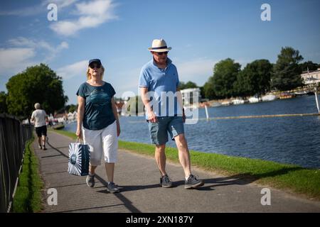Londra, Regno Unito. 30 luglio 2024. I turisti e la gente del posto camminano lungo il Tamigi godendosi il sole mentre il paese inizia a sperimentare un'ondata di caldo questa settimana, con temperature che si prevede raggiungano oggi i 32 gradi Celsius. L'Agenzia per la sicurezza sanitaria del Regno Unito (UKHSA) ha emesso un avvertimento giallo per la salute del calore in tutte le aree del paese, ad eccezione del nord-est e del nord-ovest. (Credit Image: © Christopher Walls/SOPA Images via ZUMA Press Wire) SOLO PER USO EDITORIALE! Non per USO commerciale! Foto Stock