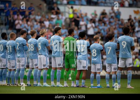 30 luglio 2024; Coventry Building Society Arena, Coventry, Inghilterra; Pre Season Football Friendly, Coventry City contro Everton; i giocatori del Coventry si uniscono agli applausi minuti in memoria del tifoso del Coventry Keaton Slater, ucciso recentemente da un'auto Foto Stock