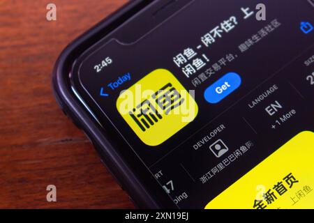 App Xianyu visualizzata nell'App Store. Xianyu (闲鱼) è un'app di trading di beni di seconda mano di Alibaba, che fornisce agli utenti una piattaforma per vendere articoli agli utenti Foto Stock