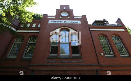 Die Gaststätte Factory Hasselbrook am S-Bahnhof Hasselbrook. Nach über 30 Jahren schließt das Restaurant AM 31. Juli für immer Seine Pforten. Eilbek Hamburg *** il ristorante Factory Hasselbrook alla stazione di Hasselbrook dopo più di 30 anni, il ristorante chiude definitivamente le sue porte il 31 luglio Eilbek Hamburg Foto Stock