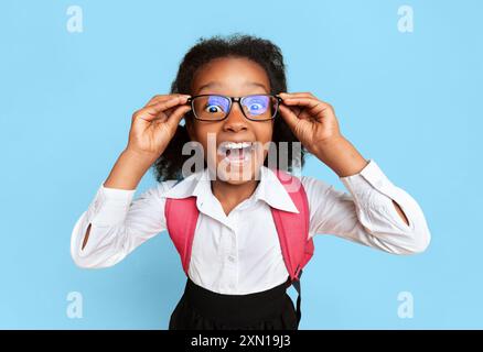 Black Schoolgirl urlando guardando la telecamera, High-Angle Studio Shot Foto Stock