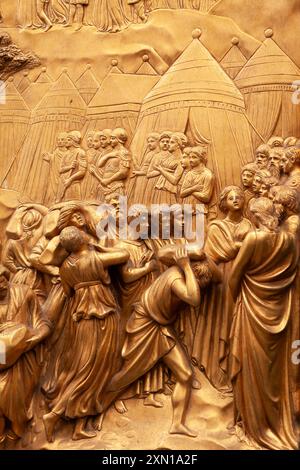 Scena dall'Antico Testamento sulle porte d'oro del Paradiso sul battistero del Duomo di Firenze in Toscana in Italia in Europa Foto Stock