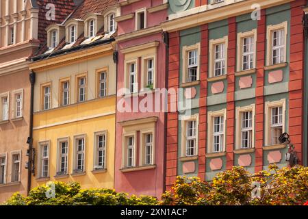 Case dipinte sulla piazza del mercato nella città vecchia di Breslavia in Polonia in Europa Foto Stock