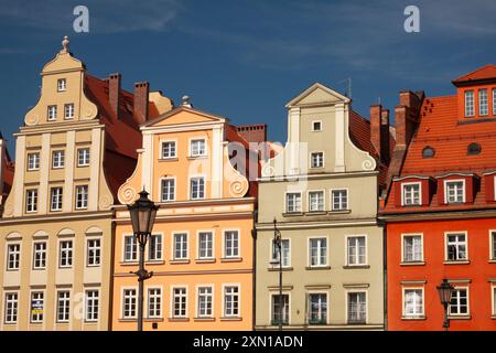 Case colorate dai tetti spioventi sulla piazza del mercato del sale nella città vecchia di Breslavia, in Polonia, in Europa Foto Stock