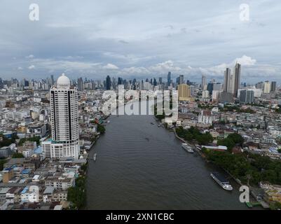 Bangkok, amphoe mueang Bangkok, Tailandia, 24 giugno 2024: Magnolias Waterfront Residences Iconsiam presso il Taksinbridge di Bangkok, Tailandia. Foto Stock