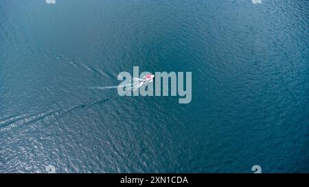 Lago di Garda, Italia - 26 giugno 2024: Veduta aerea di un motoscafo sul lago di Garda *** Luftaufnahme von einem Motorboot auf dem Gardasee Foto Stock