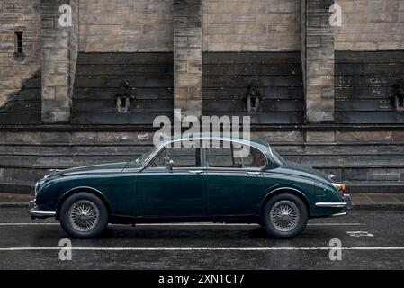 Jaguar Mark II 3,4 litri auto d'epoca parcheggiata in Parliament Square, Edimburgo, Scozia, Regno Unito. Foto Stock