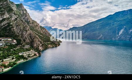 Limone sul Garda, Lago di Garda, Italia - 26 giugno 2024: vista aerea mostra Limone sul Garda con una vista mozzafiato sul Lago di Garda, circondato da montagne maestose e acque cristalline *** Luftaufnahme zeigt Limone sul Garda mit einem atemberaubenden Ausblick auf den Gardasee, umgeben von majestätischen Bergen und klarem blauem Wasser Foto Stock