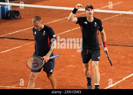 Andy Murray e Dan Evans (a sinistra) in azione durante il secondo turno di doppio maschile contro il belga Joran Vliegen e Sander Gille (non nella foto) al Roland-Garros nella quarta giornata dei Giochi Olimpici di Parigi del 2024 in Francia. Data foto: Martedì 30 luglio 2024. Foto Stock