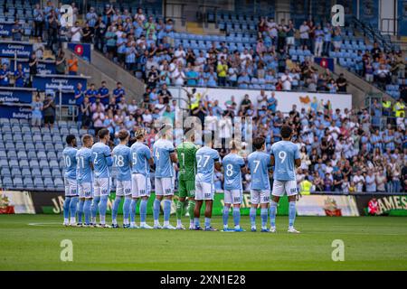 30 luglio 2024; Coventry Building Society Arena, Coventry, Inghilterra; Pre Season Football Friendly, Coventry City contro Everton; i giocatori del Coventry si uniscono agli applausi minuti in memoria del tifoso del Coventry Keaton Slater, ucciso recentemente da un'auto Foto Stock