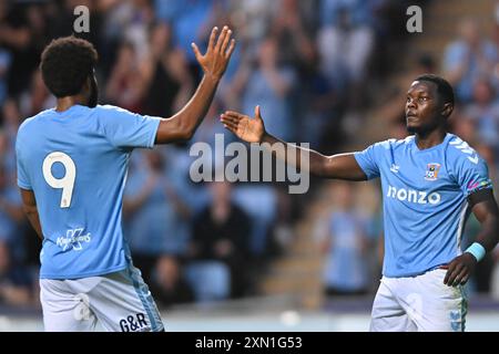 Mason Clark Harris (10 Coventry City) festeggia dopo aver segnato il secondo gol con Ellis Simms (9 Coventry City) durante l'amichevole di pre-stagione tra Coventry City e Everton alla Coventry Building Society Arena di Coventry martedì 30 luglio 2024. (Foto: Kevin Hodgson | mi News) crediti: MI News & Sport /Alamy Live News Foto Stock