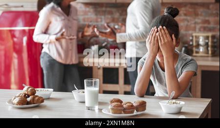 Ragazza africana di piangere in cucina come genitori combattimenti Foto Stock